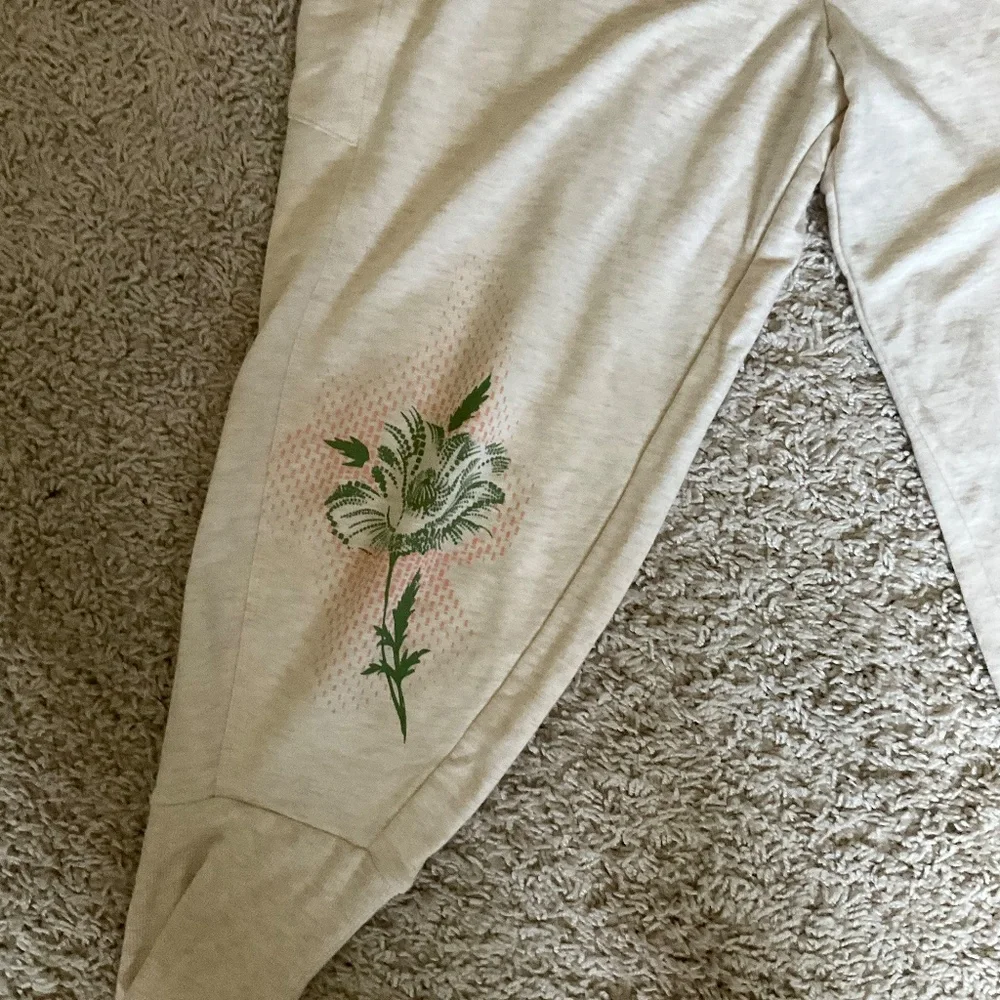 ANTHROPOLOGIE DAILY PRACTICE RELAXED JOGGER. SIZE: S. IVORY. - Picture 5 of 10